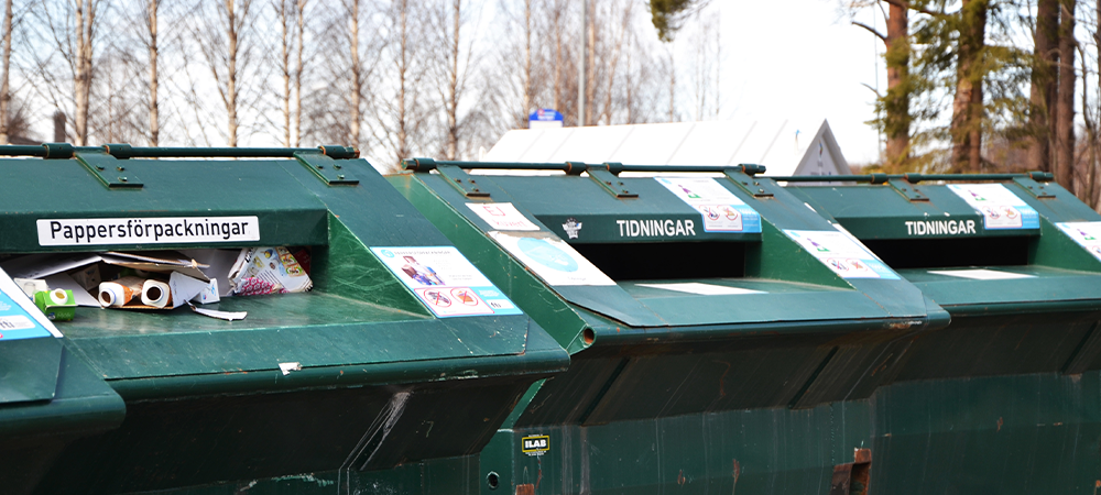 Förpackningsinsamlingar vid Torpgatans återvinningsstation. 